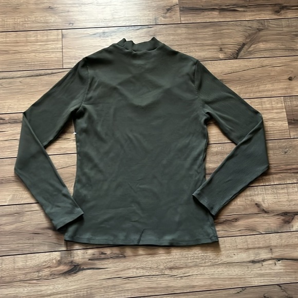 NEW YORK AND COMPANY Cut-Out Mock Neck Sports Tee long sleeve Size Medium - Picture 3 of 4